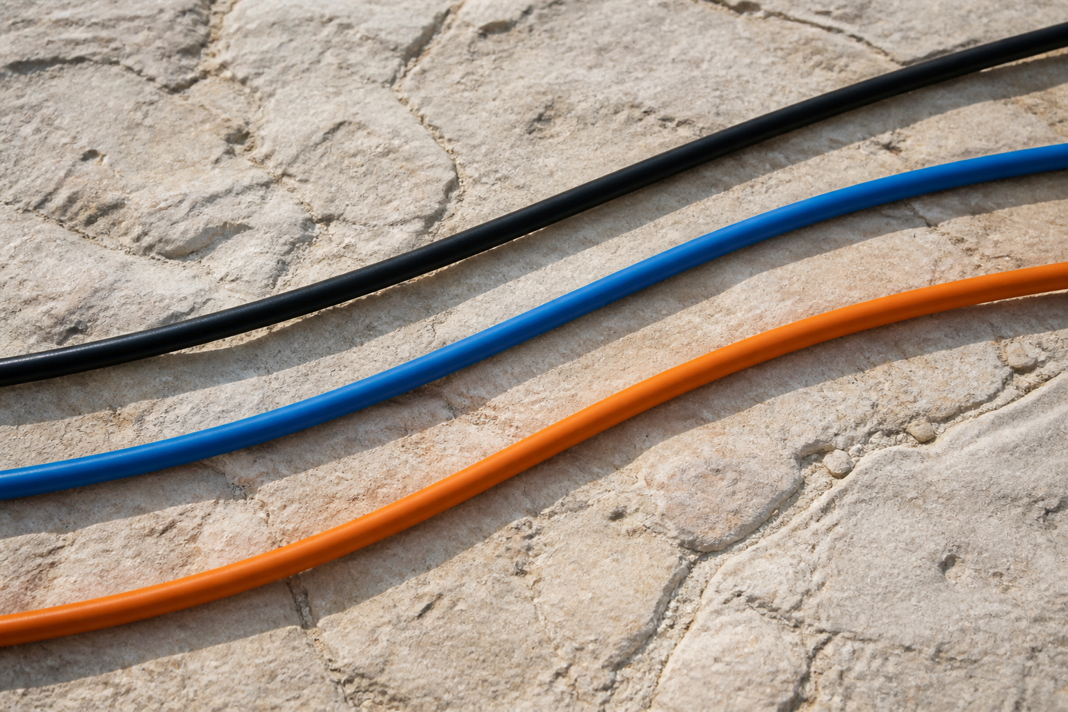Illustrative Darstellung zum Ratgeberthema Elektroinstallation außen: Leitungsweg, Schutz und Nutzung planen
