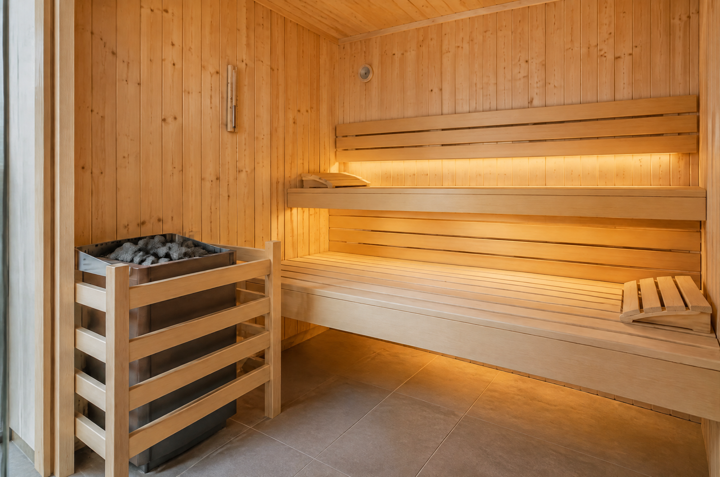 Illustrative Darstellung zum Ratgeberthema Elektroinstallation für eine Sauna: Reicht der vorhandene Anschluss?